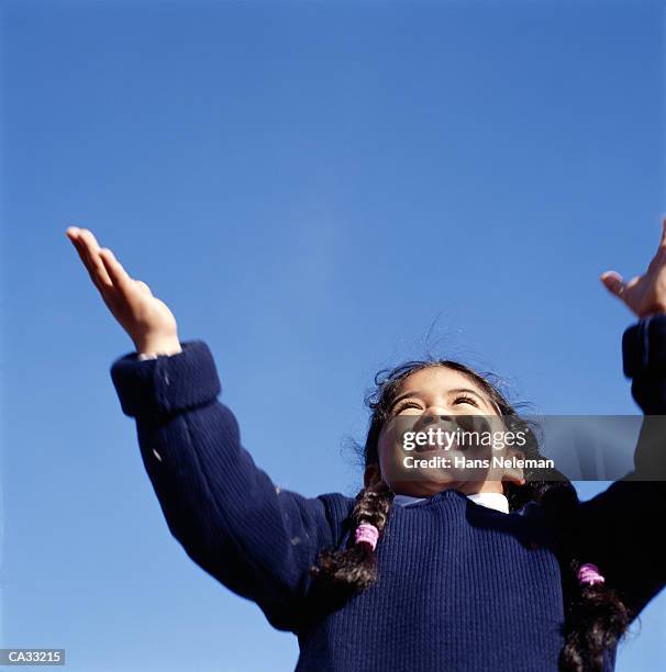 girl (8-10) laughing and looking upwards, outdoors - hans neleman 個照片及圖片檔