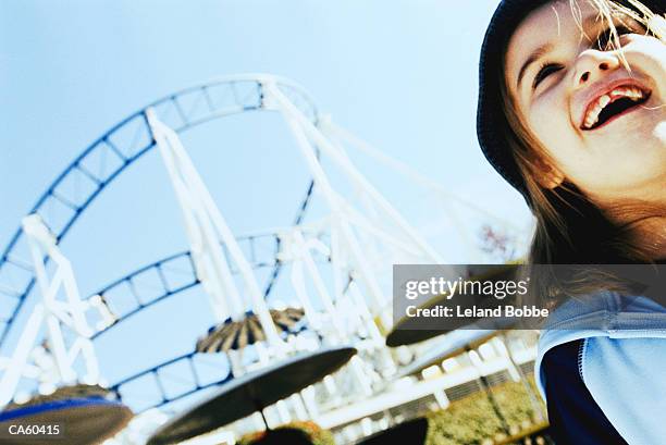 girl (6-8) at amusement park, close-up - leland bobbe foto e immagini stock