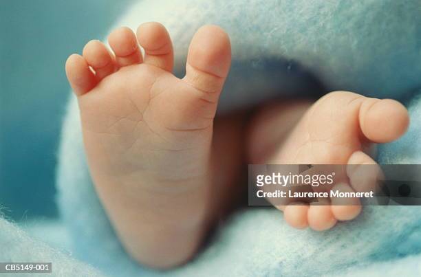 baby's feet (0-3 months), close-up - baby 3 months stock-fotos und bilder