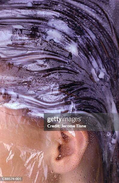 shampoo in young woman's hair, close-up - femme shampoing photos et images de collection