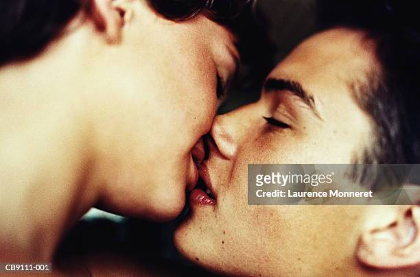 teenage couple (16-18), kissing, close-up - couple kissing - fotografias e filmes do acervo