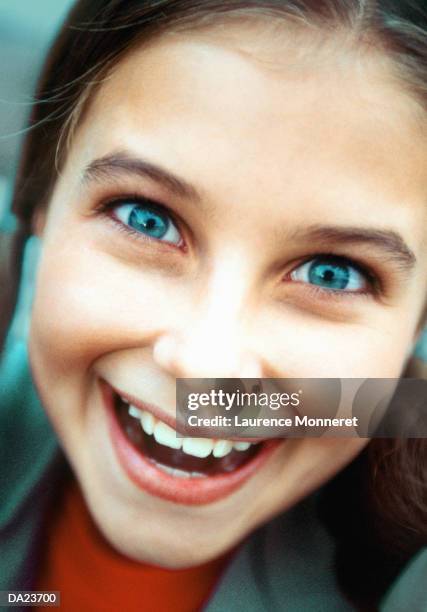 girl (10-12) smiling, close-up - girl 11 12 laughing close up foto e immagini stock