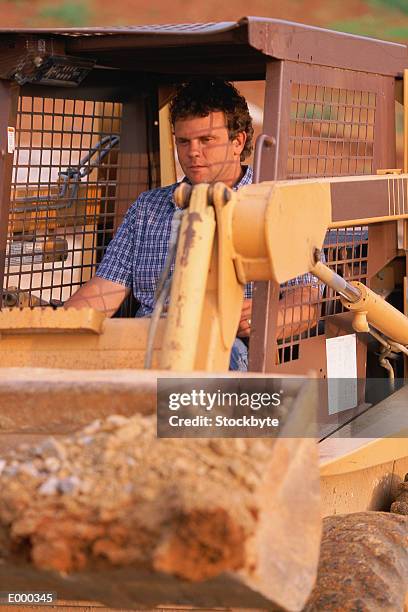 man operating front-end loader - world premiere of the end of longing written by and starring matthew perry stockfoto's en -beelden