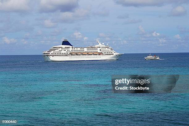passenger liner on ocean - cruise liner foto e immagini stock