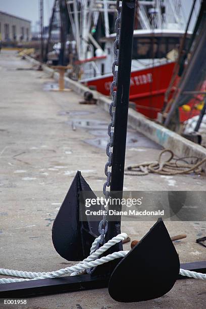 anchor sitting on pier - anchor chain stock pictures, royalty-free photos & images