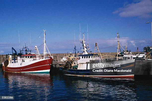 two boats in buckie harbour, scotland - grampian scotland stock-fotos und bilder