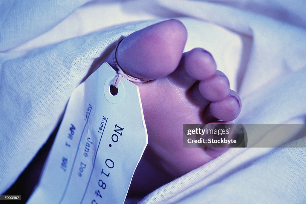 Help Net Toe Tag Foot With Toe Tag High-Res Stock Photo - Getty Images
