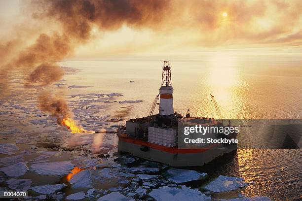 oil rig in beaufort sea - arctic oil stock-fotos und bilder