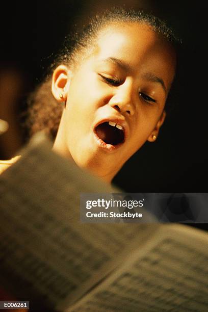 singing girl reading sheet music - african childrens choir stockfoto's en -beelden