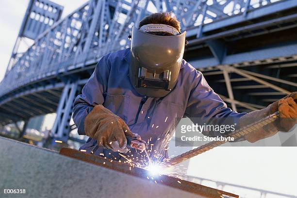 person welding rod - last day stockfoto's en -beelden