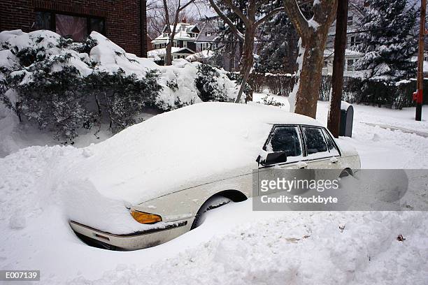 snowed-in car in driveway - snowed in 個照片及圖片檔