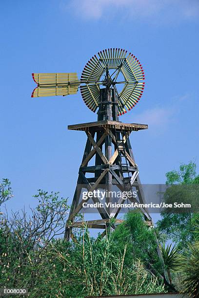 windmill built in 1904, langtry, texas - amerikaanse windmolen stockfoto's en -beelden