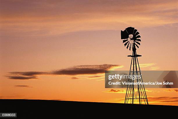 windmill at sunset, south dakota - mulino a vento stile americano foto e immagini stock