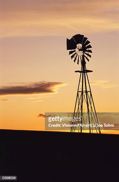 windmill at sunset, south dakota - 工業用風車 ストックフォトと画像