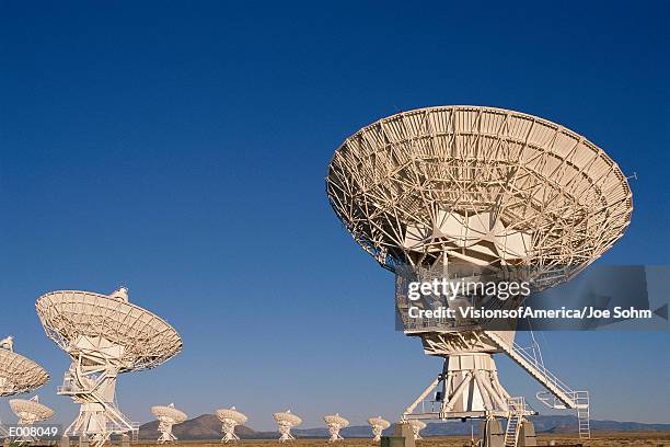 large array/satellite dish with others in background - satellite dish stock-fotos und bilder