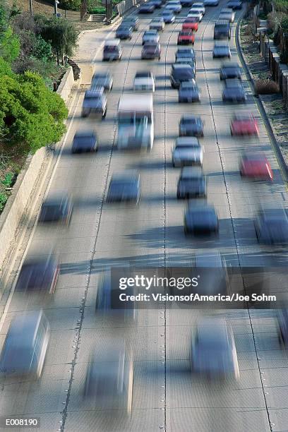 heavy traffic on freeway - vierbaansweg stockfoto's en -beelden