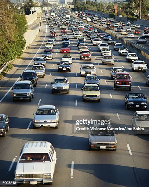 heavy traffic on freeway - vierbaansweg stockfoto's en -beelden