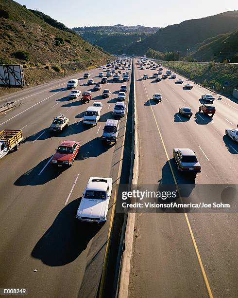 cars on highway - vierbaansweg stockfoto's en -beelden