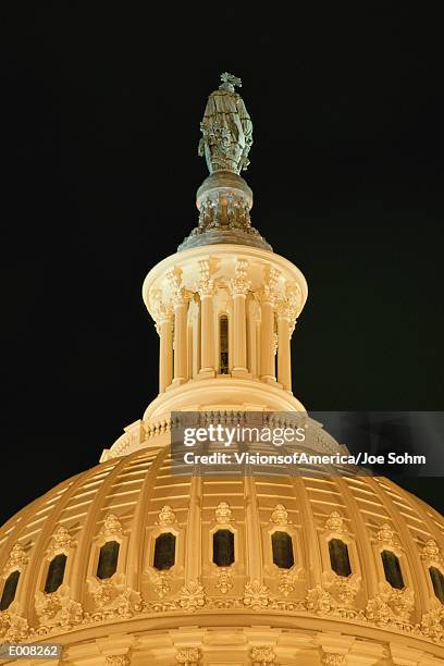 detail from top of dome on capitol building illuminated at night - americas society and council of the americas hosts talk with pacific alliance presidents stockfoto's en -beelden