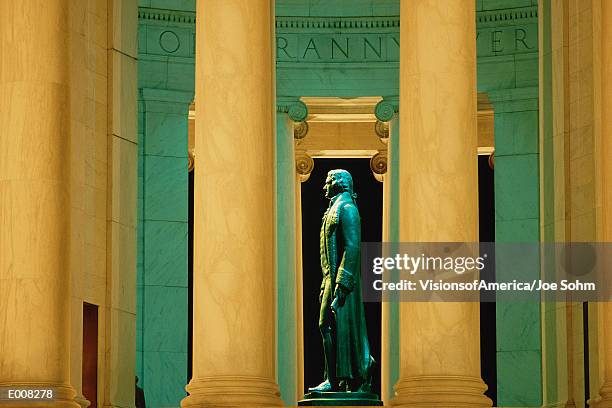 statue of thomas jefferson in jefferson memorial - president of the u s chamber of commerce thomas donohue speaks at event as nafta talks draw near stockfoto's en -beelden