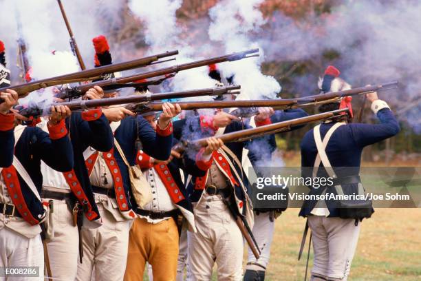 reenactment of revolutionary war soldiers - amerikaanse onafhankelijkheidsoorlog stockfoto's en -beelden