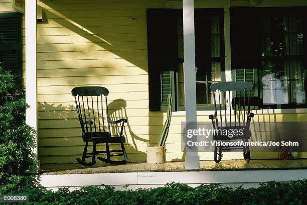 front porch of house with rocking chairs - loggia photos et images de collection