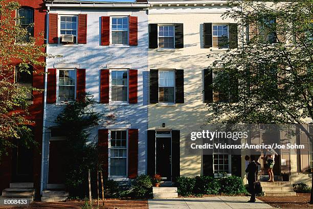 row houses in philadelphia, pa - philadelphia townhouse homes stockfoto's en -beelden