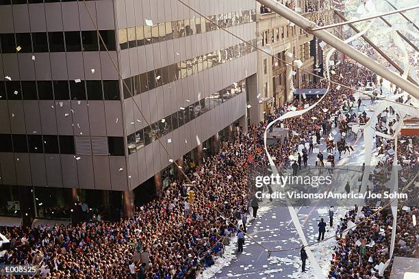 city street corner with parade and crowd - desfiles e procissões - fotografias e filmes do acervo