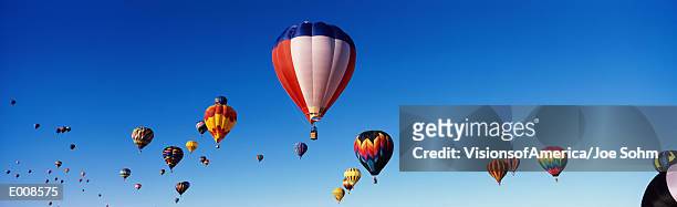 balloons floating in blue sky - festival of flight to mark london biggin hill airports centenary year celebrations stockfoto's en -beelden