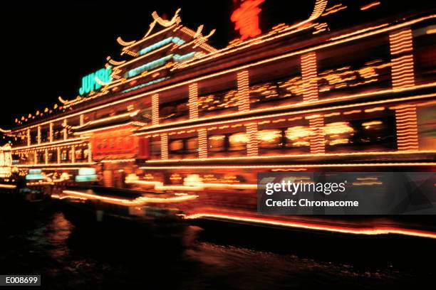 hong kong building outlined with lights - hong kong stockfoto's en -beelden