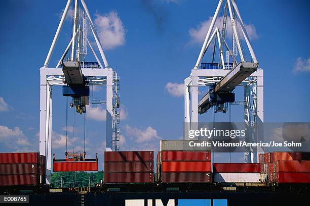 cargo being loaded into ship - port of savannah stock pictures, royalty-free photos & images