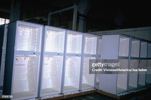 rows of refrigerators without doors - without photos et images de collection