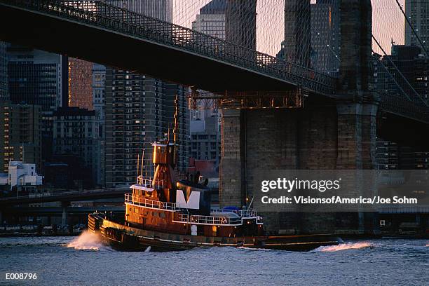 tug boat under brooklyn bridge, new york - burberry and fox searchlight pictures honour the cast and filmmakers of brooklyn stockfoto's en -beelden
