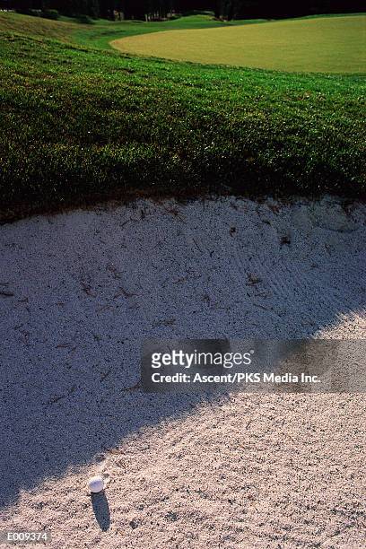 golf ball in sand trap - off target stock-fotos und bilder