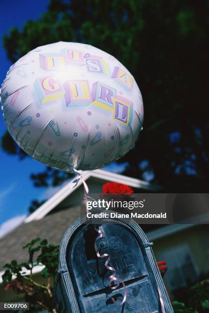 it's a girl balloon on mailbox - it's a girl stock-fotos und bilder