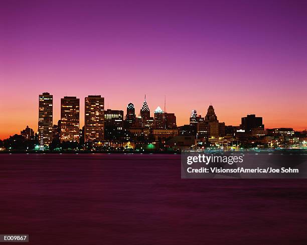 philadelphia cityscape at twilight - philadelphia stock-fotos und bilder