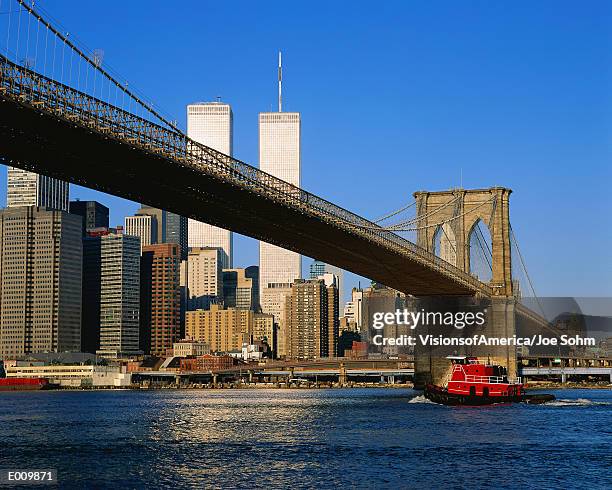 brooklyn bridge with manhattan beyond, nyc - burberry and fox searchlight pictures honour the cast and filmmakers of brooklyn stockfoto's en -beelden