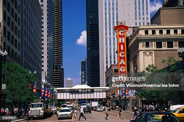 downtown chicago, with theater sign - teatro chicago fotografías e imágenes de stock