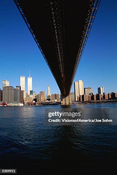 view of new york from underneath the brooklyn bridge - burberry and fox searchlight pictures honour the cast and filmmakers of brooklyn stockfoto's en -beelden