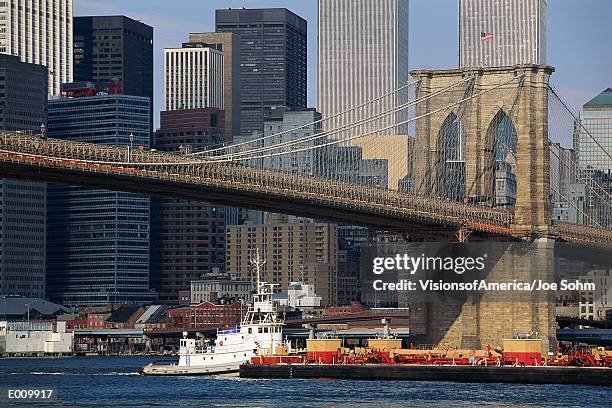 brooklyn bridge with heavy boat traffic - burberry and fox searchlight pictures honour the cast and filmmakers of brooklyn stockfoto's en -beelden