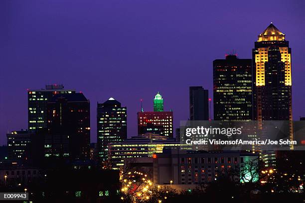 des moines skyline at night - des moines iowa stock pictures, royalty-free photos & images