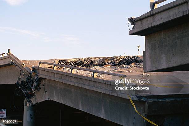 collapsed bridge - desmoronar imagens e fotografias de stock
