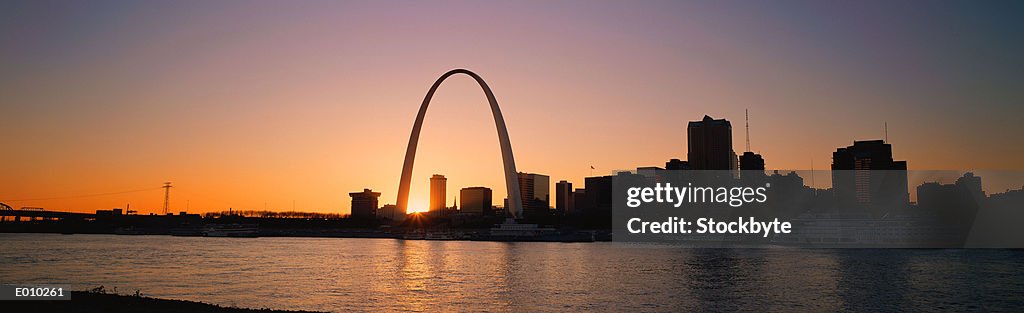 Gateway Arch and St. Louis at dawn
