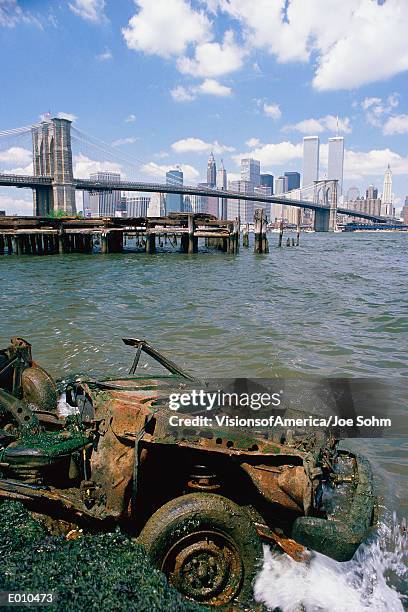junked car with brooklyn bridge beyond - burberry and fox searchlight pictures honour the cast and filmmakers of brooklyn stockfoto's en -beelden