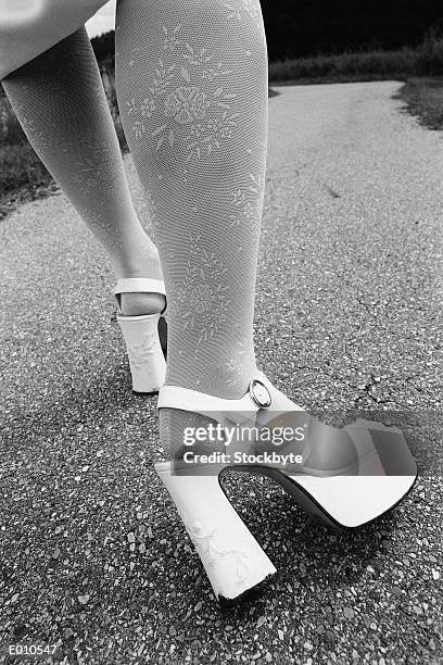 rear view of platform shoes and dress - legs in nylon fotografías e imágenes de stock