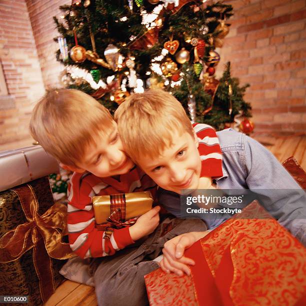 brothers hugging in front of christmas tree - presents season 2 of kingdom at the 2015 tca summer press tour stockfoto's en -beelden