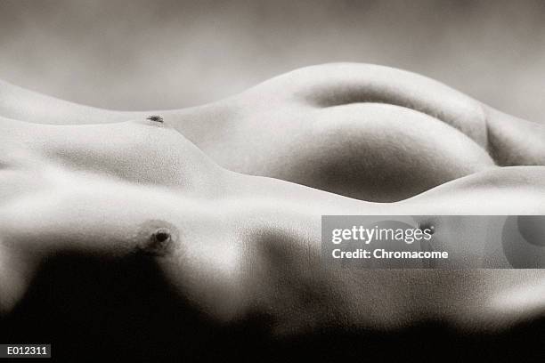 nude male and female lying side-by-side - male bum - fotografias e filmes do acervo