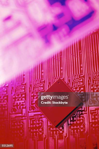 circuit board - versterkte kleuren stockfoto's en -beelden