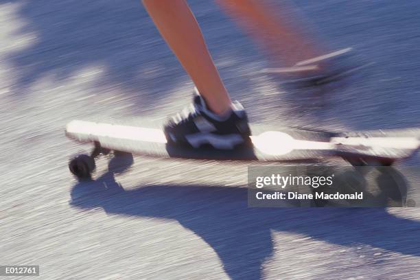 feet on moving skateboard - diane ストックフォトと画像