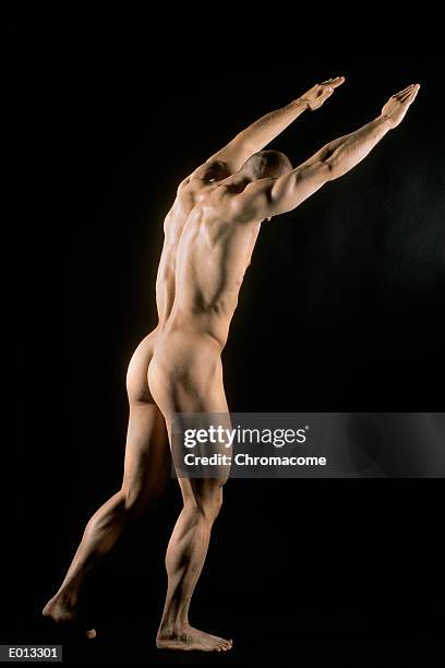 back of nude male with raised arms - male bum - fotografias e filmes do acervo
